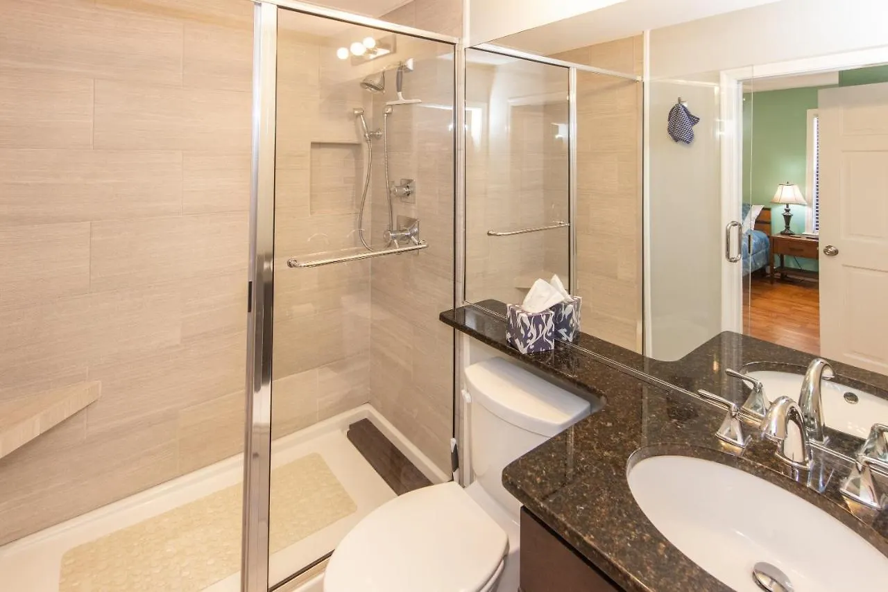 Shore Breakaway Condo - Monthly Rental - Chic Virginia Beach Semesterbostad
