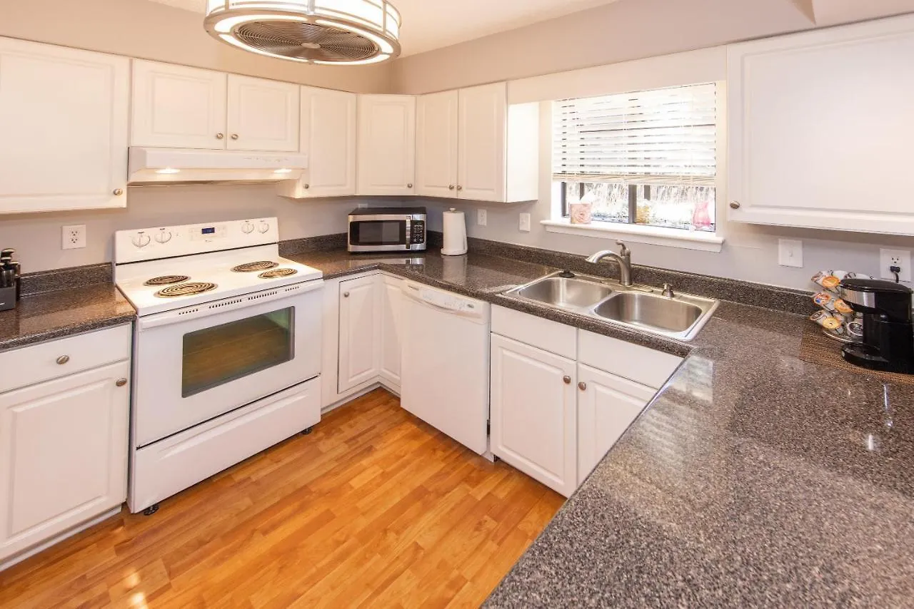 Shore Breakaway Condo - Monthly Rental - Chic Virginia Beach Semesterbostad